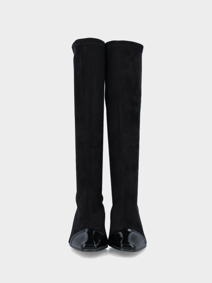 Stivale in alcantara elasticizzata nera con puntalino in vernice