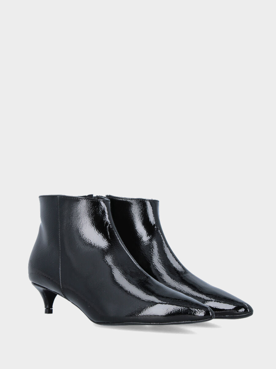 Stiefelette aus schwarzem Naplak mit Kelchabsatz und innenliegendem Reißverschluss