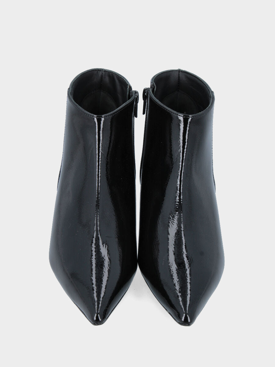 Stiefelette aus schwarzem Naplak mit Kelchabsatz und innenliegendem Reißverschluss