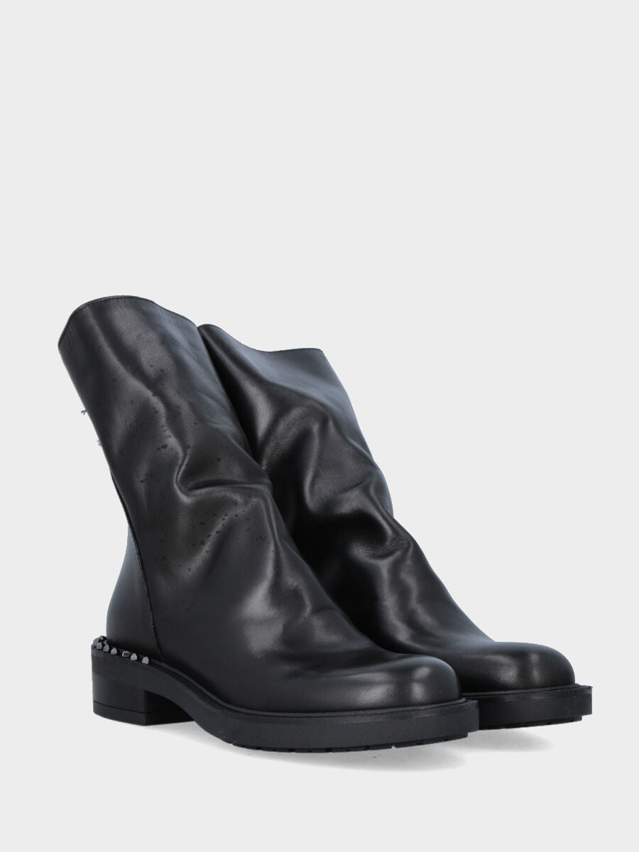Stivaletto in vitello nero con borchie a piramide e cerniera retro