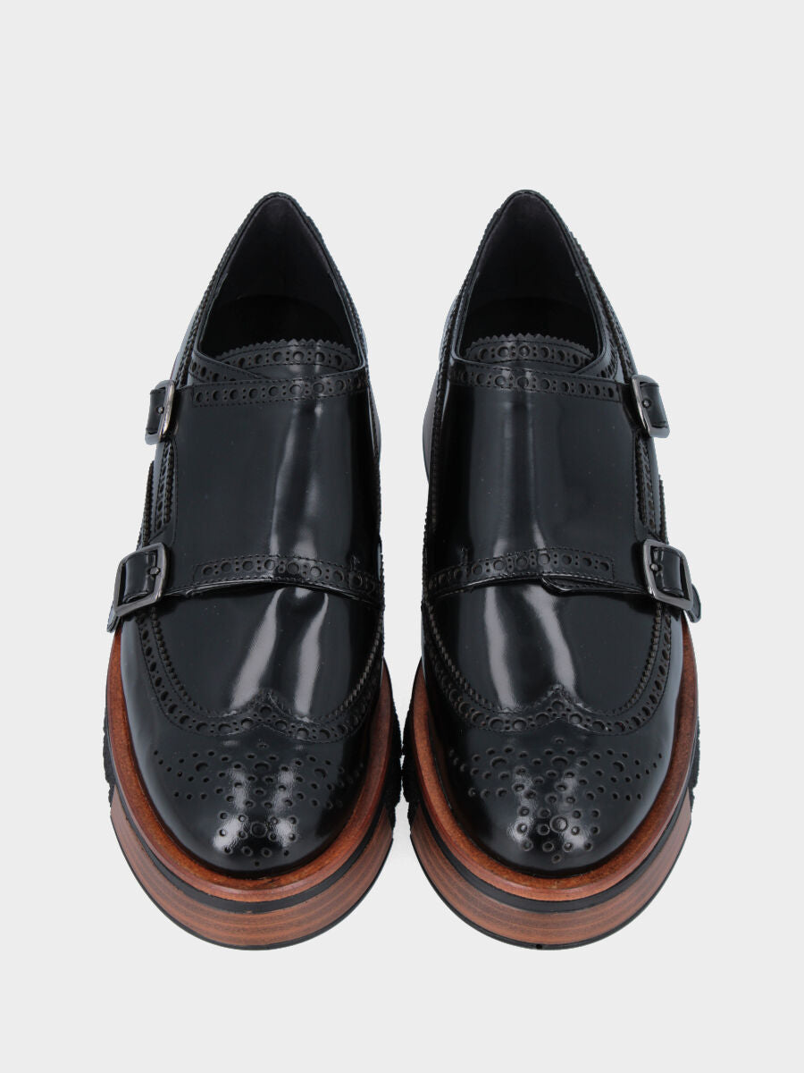 Derby in vitello nero con fibbie e coda di rondine bucherellata