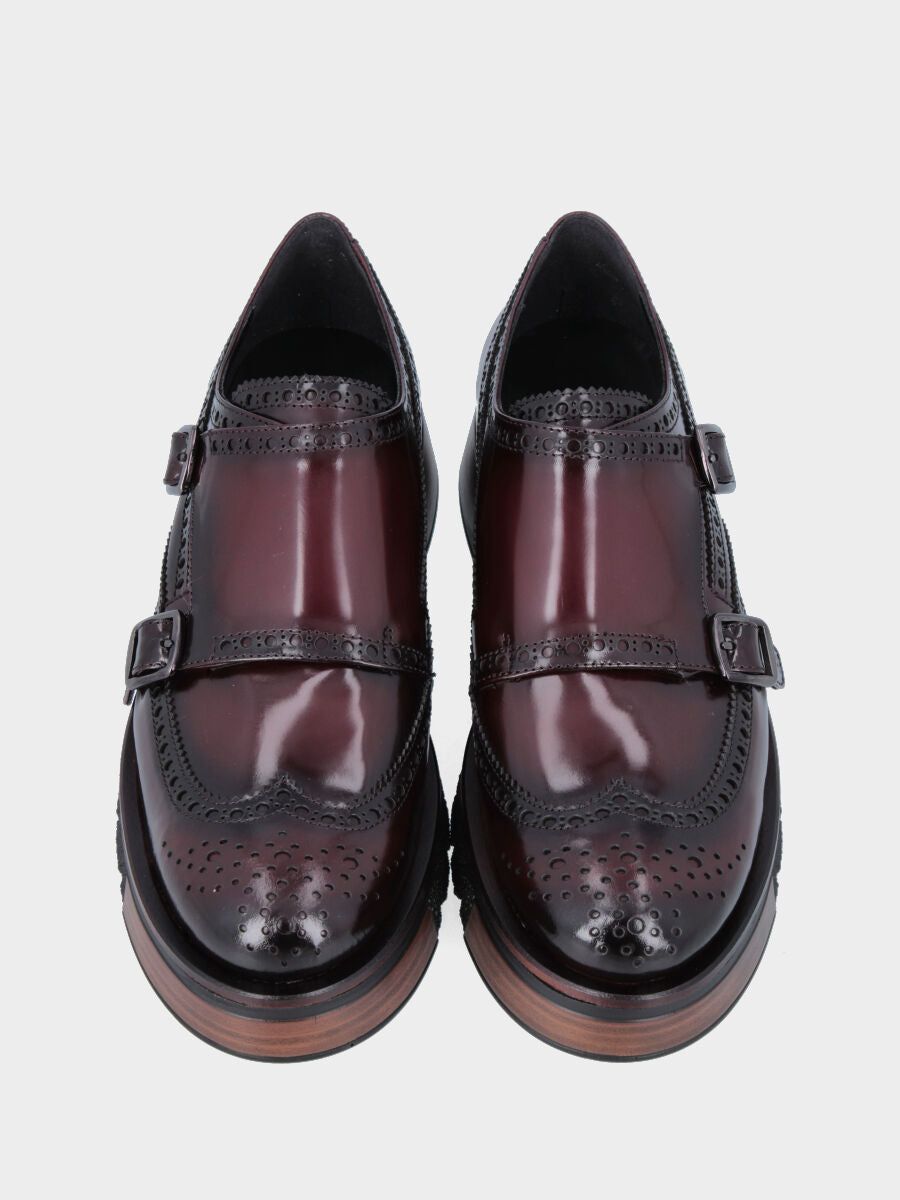 Derby in vitello bordeaux con fibbie e coda di rondine bucherellata