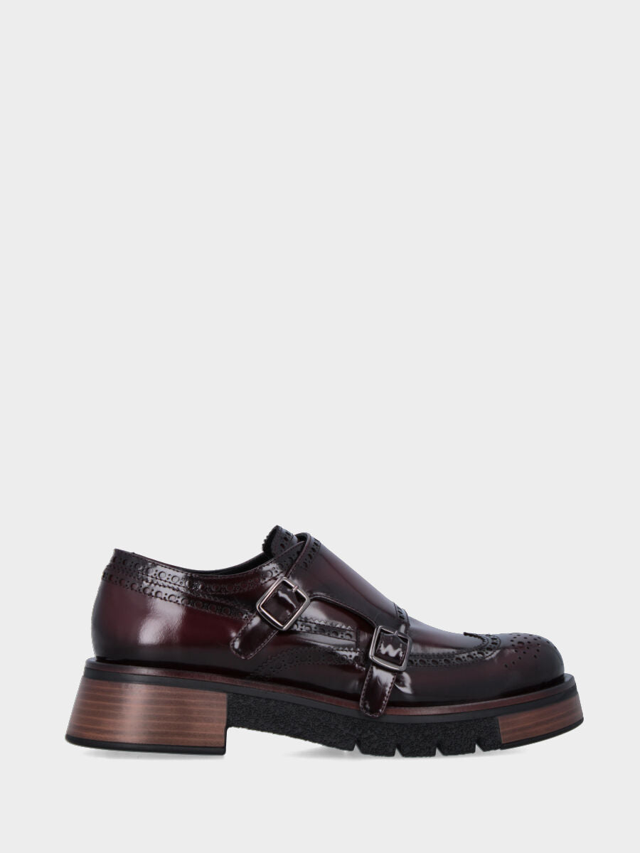 Derby in vitello bordeaux con fibbie e coda di rondine bucherellata