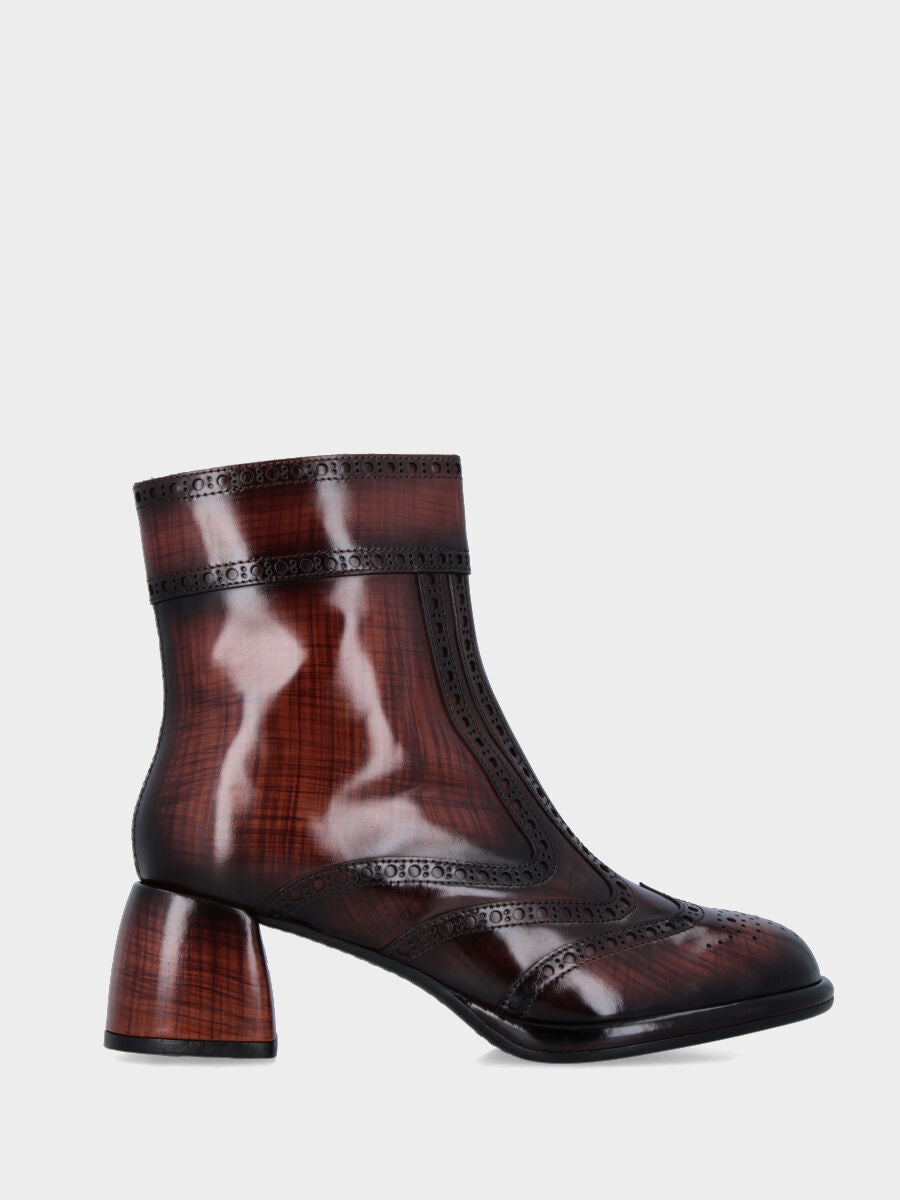 Sandalo monoblocco in vitello rosso con fascia ripiegata