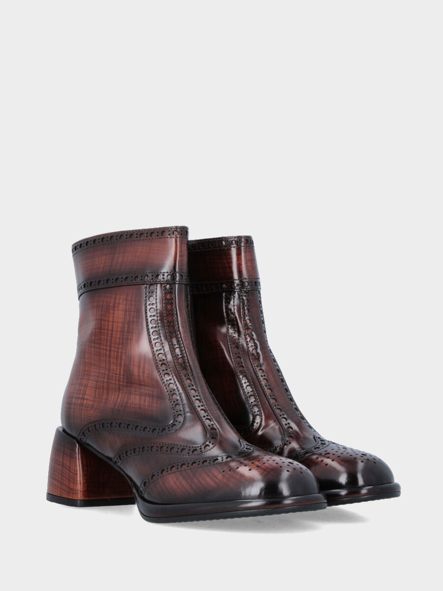 Sandalo monoblocco in vitello rosso con fascia ripiegata