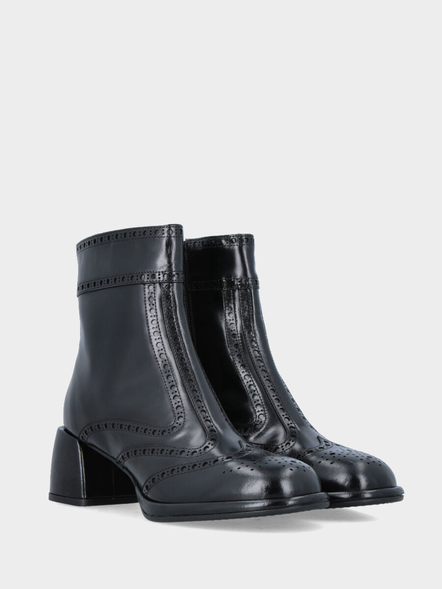 Stivaletto in vitello nero con coda di rondine bucherellata