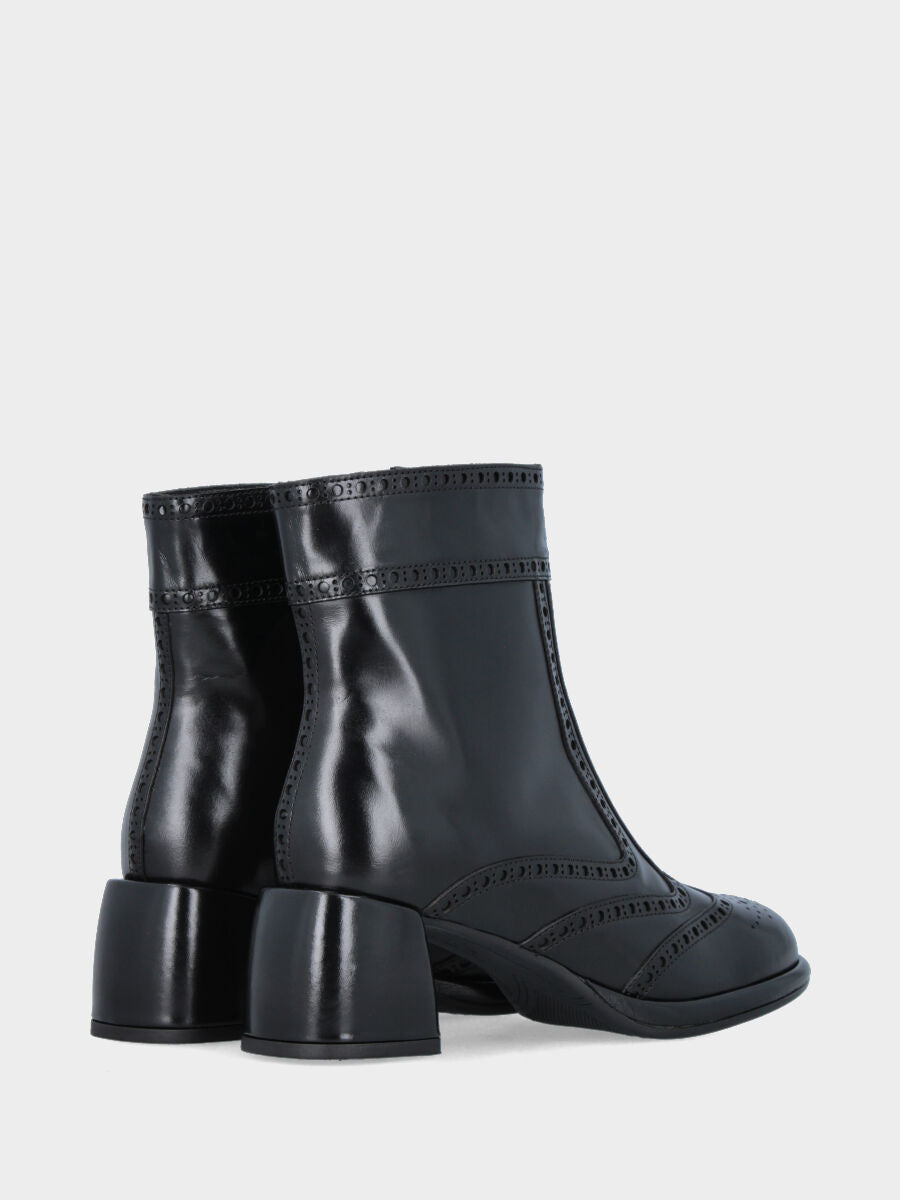 Stivaletto in vitello nero con coda di rondine bucherellata