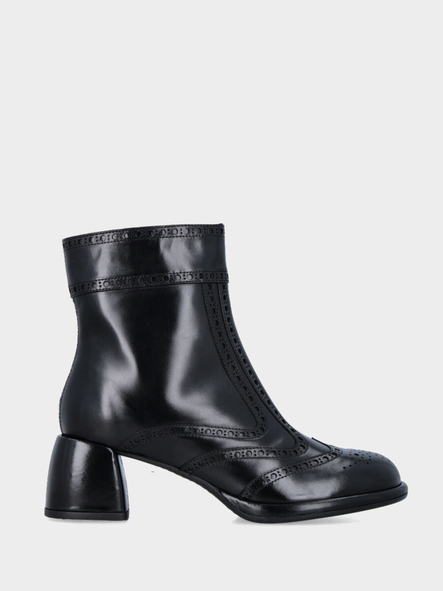 Stivaletto in vitello nero con coda di rondine bucherellata
