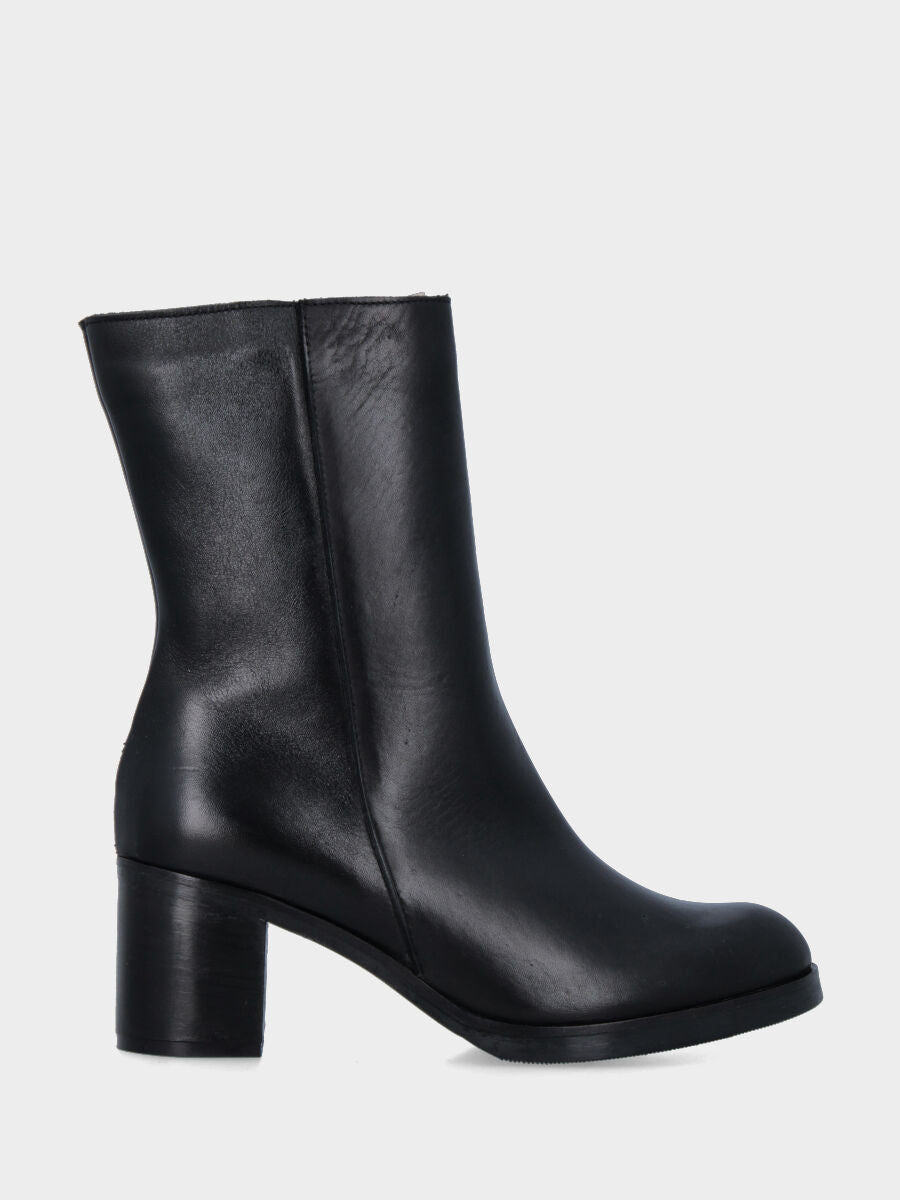 Stivaletto in vitello nero con cerniera sul gambaletto