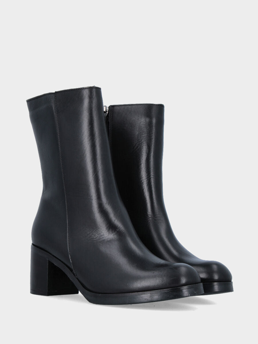 Stivaletto in vitello nero con cerniera sul gambaletto
