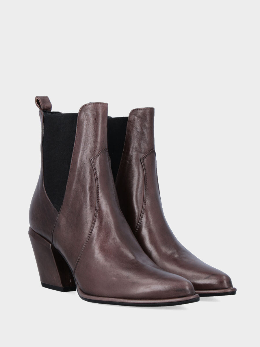 Stivaletto in nappa marrone con elastici laterali a V e tacco largo