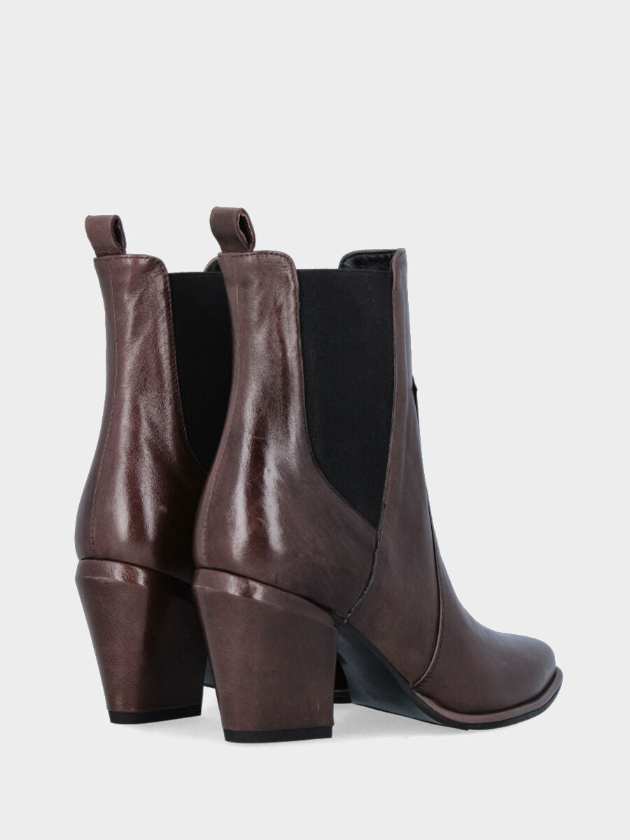 Stivaletto in nappa marrone con elastici laterali a V e tacco largo