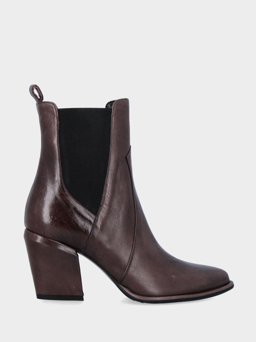 Stivaletto in nappa marrone con elastici laterali a V e tacco largo
