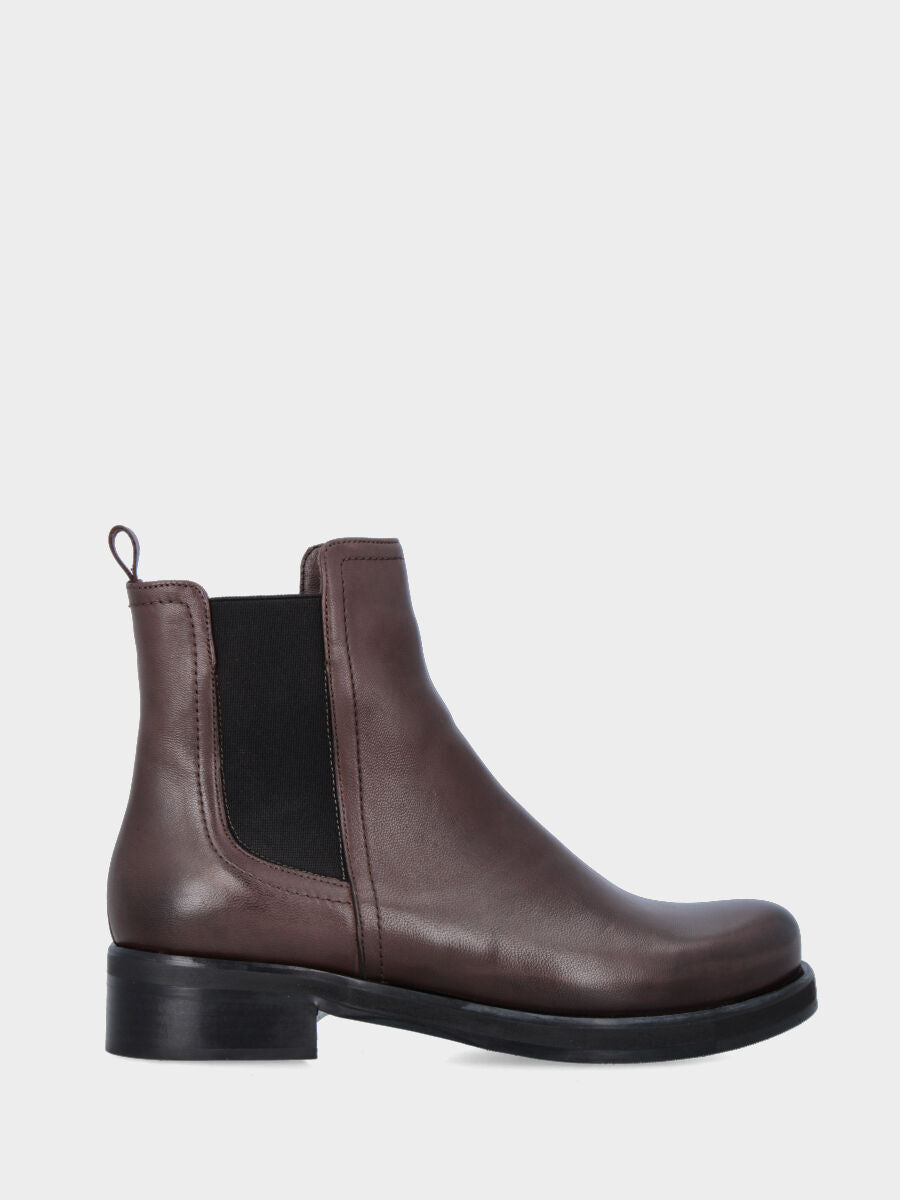 Sandalo monoblocco in vitello rosso con fascia ripiegata