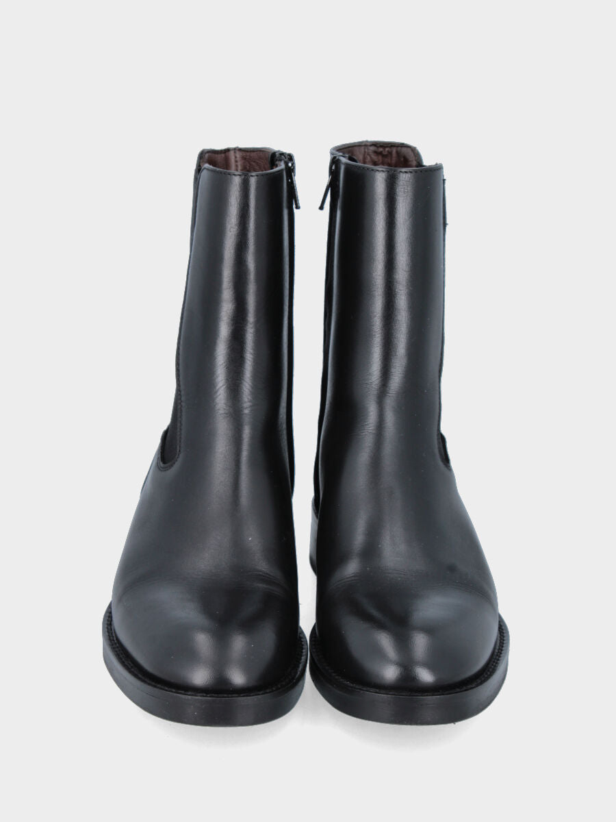 Beatles in black calfskin with zipper and side bands