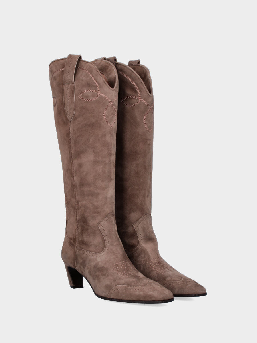 Western boots in beige suede with curved heel and handcrafted embroidery
