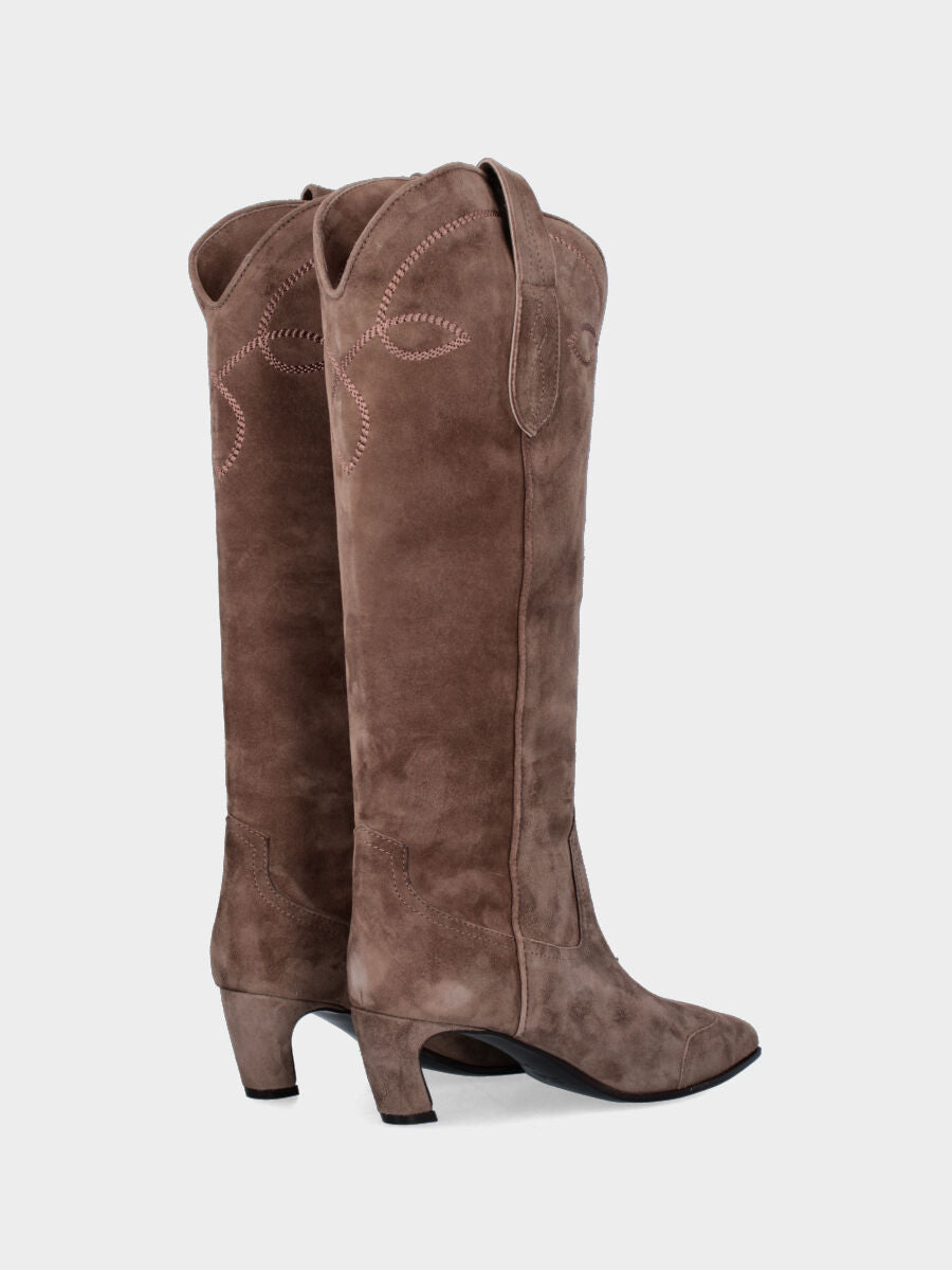 Western boots in beige suede with curved heel and handcrafted embroidery