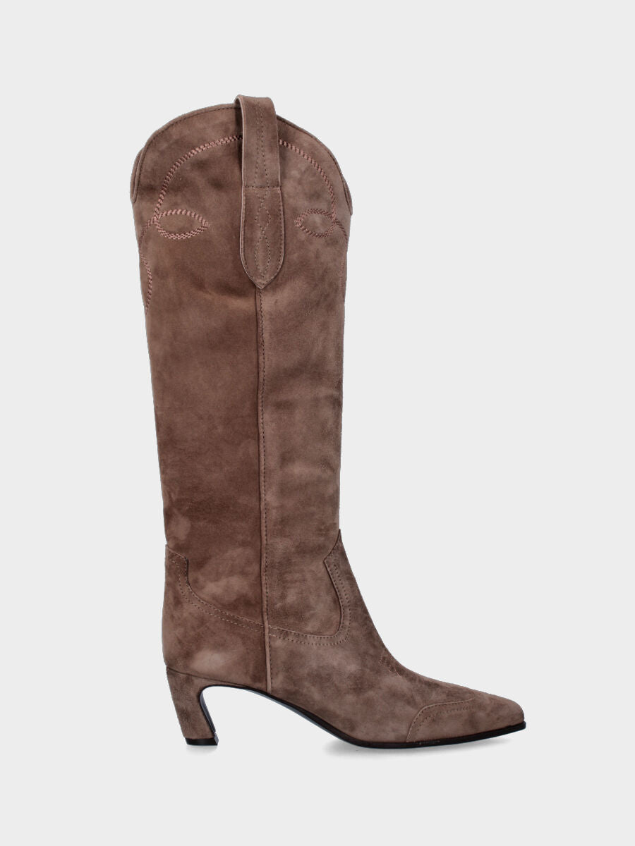 Western boots in beige suede with curved heel and handcrafted embroidery