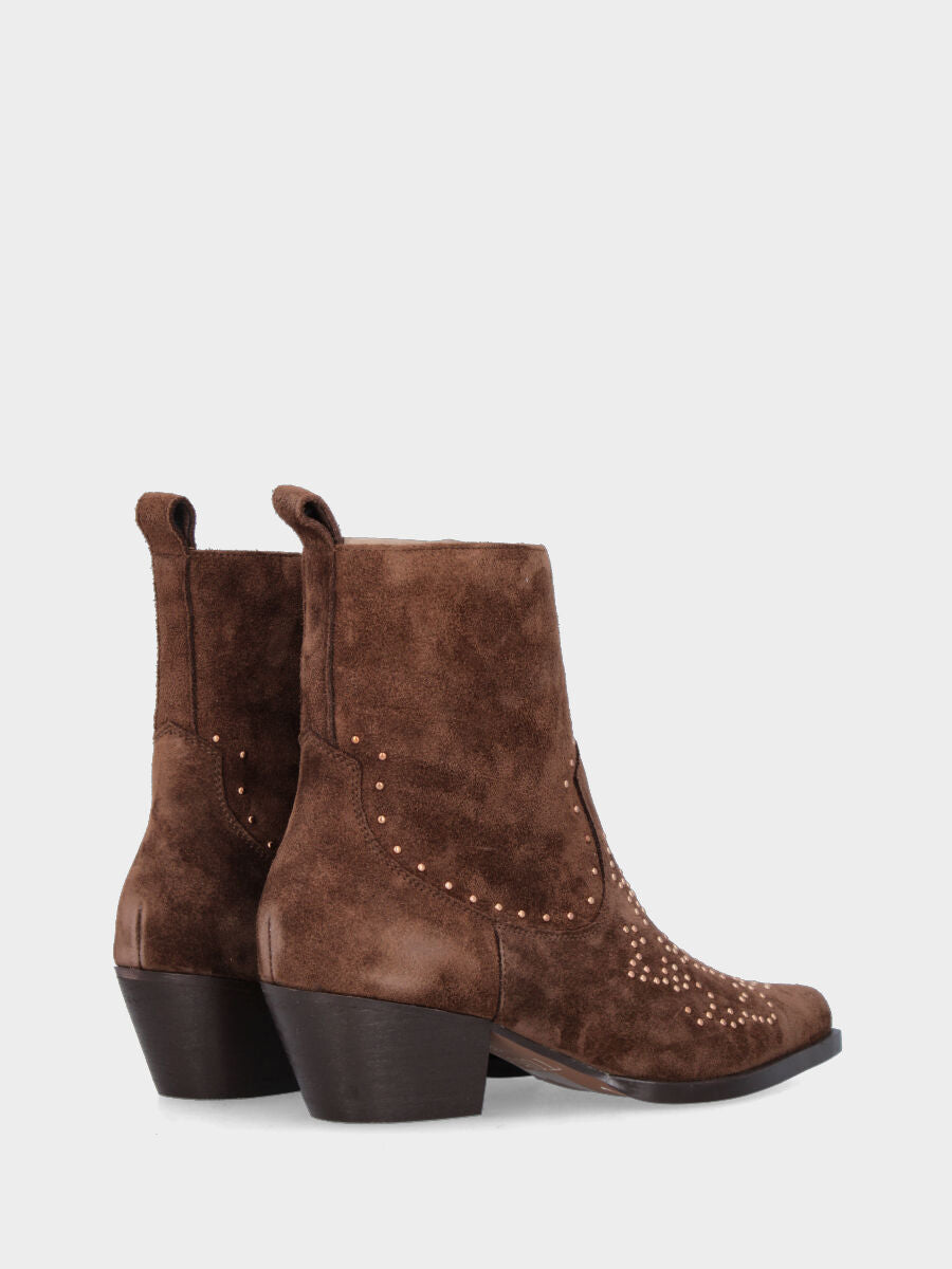 Stivaletto camperos in camoscio marrone con mini borchie