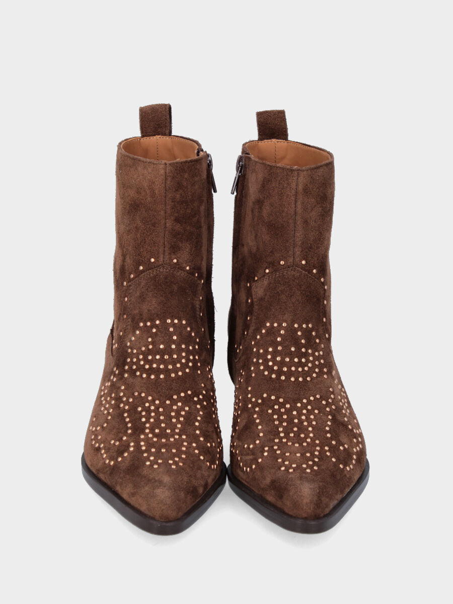 Stivaletto camperos in camoscio marrone con mini borchie