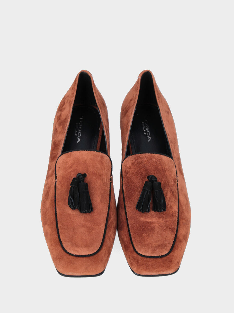 Mocassino in camoscio color cuoio con nappine