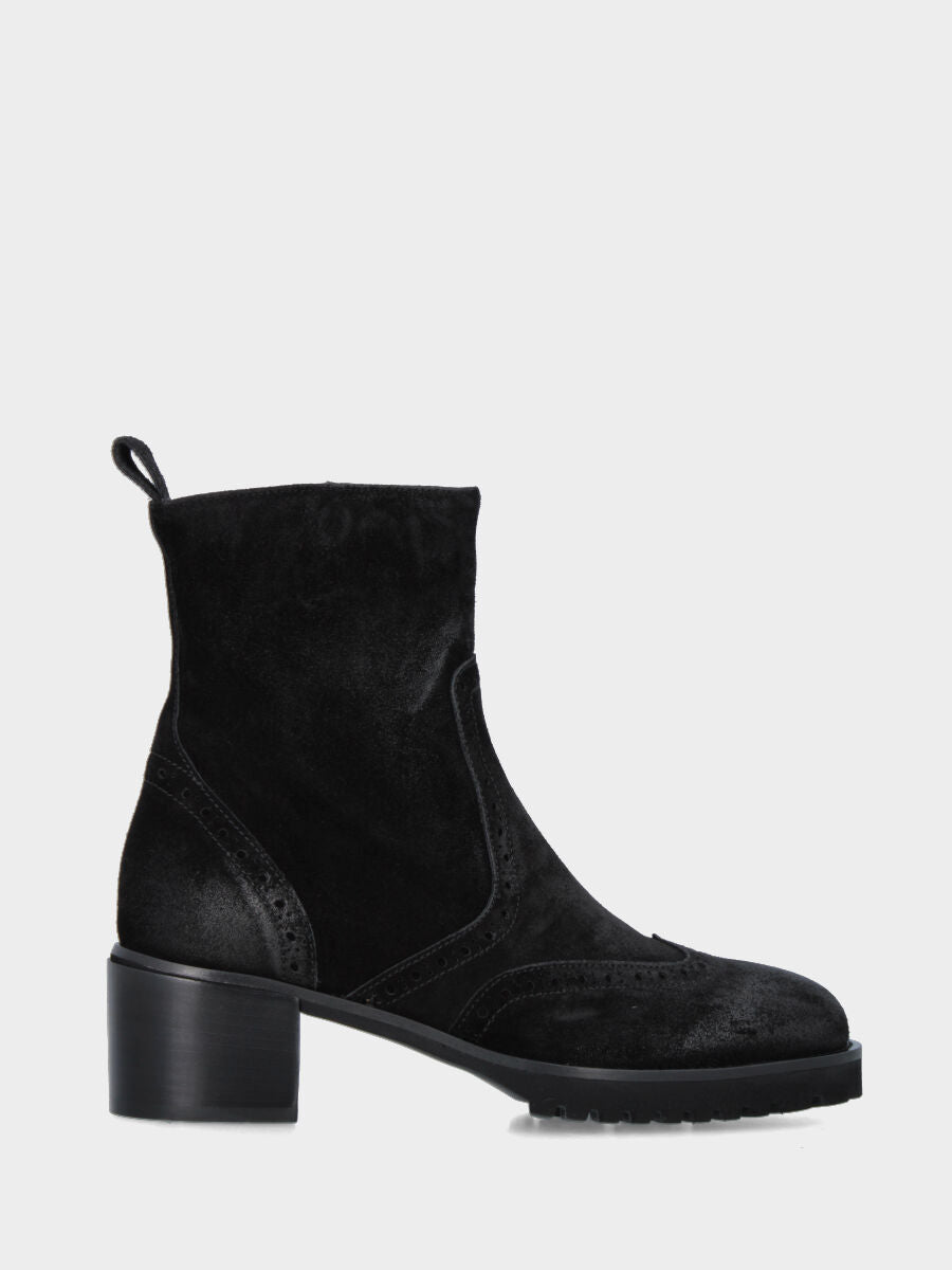 Stivaletto in velour nero con dettagli artigianali bucherellati