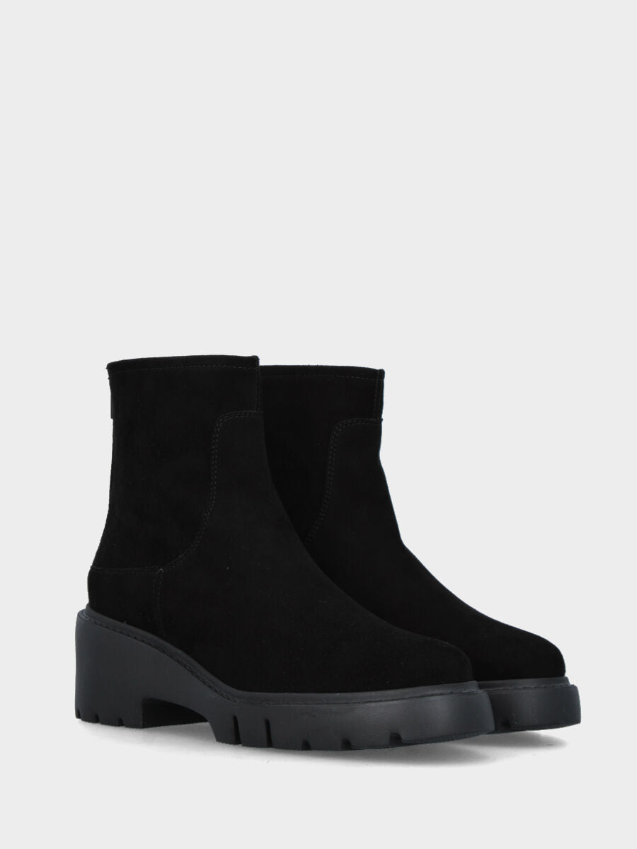 Stivaletto su monoblocco in velour nero e cerniera posteriore