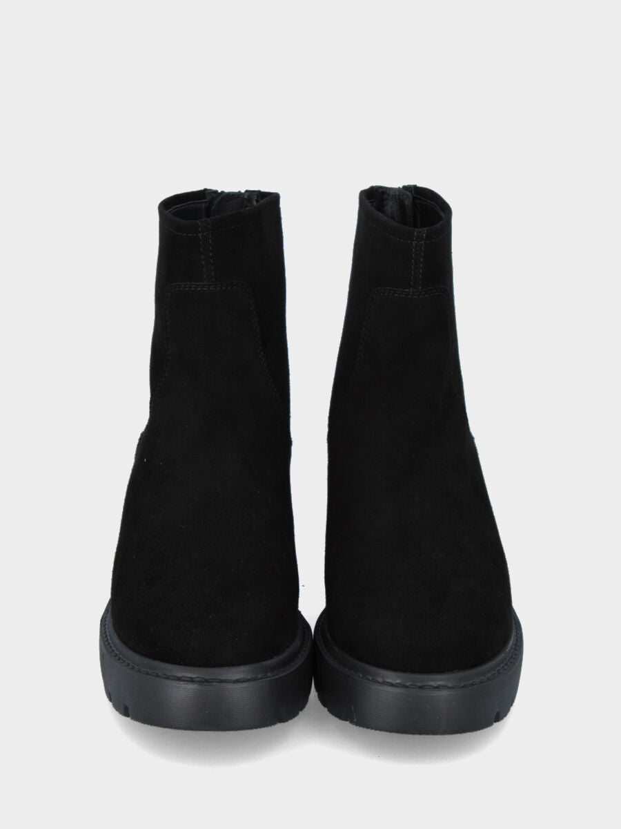 Stivaletto su monoblocco in velour nero e cerniera posteriore