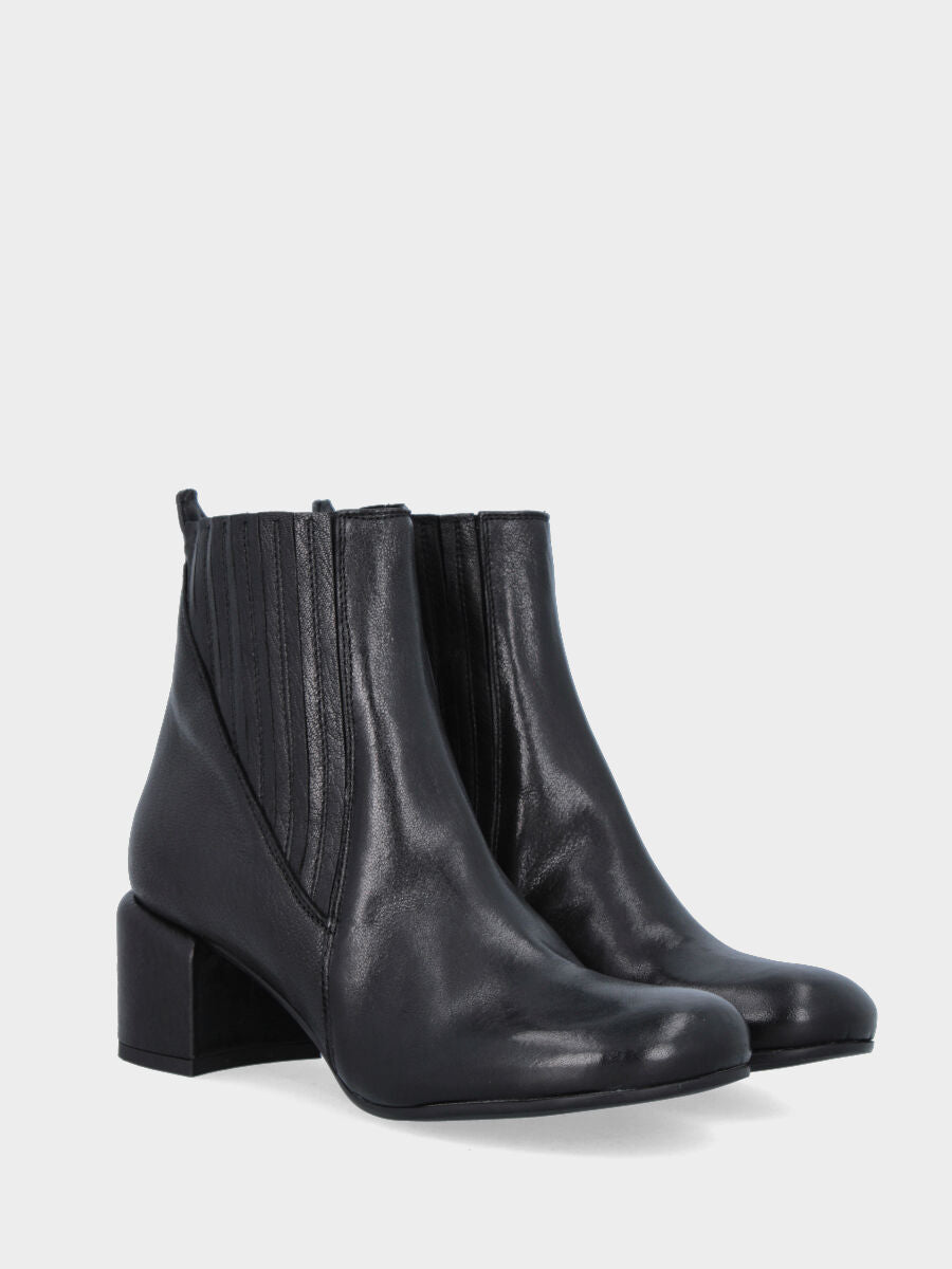Stiefelette aus schwarzem Kalbsleder mit Blockabsatz und Riemchen