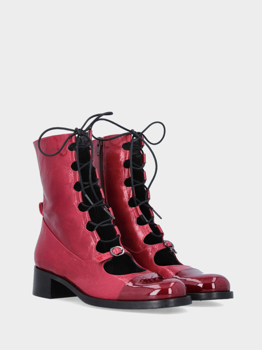 Polacchino in naplak bordeaux con tacco da 40 mm e cinturino con fibbia