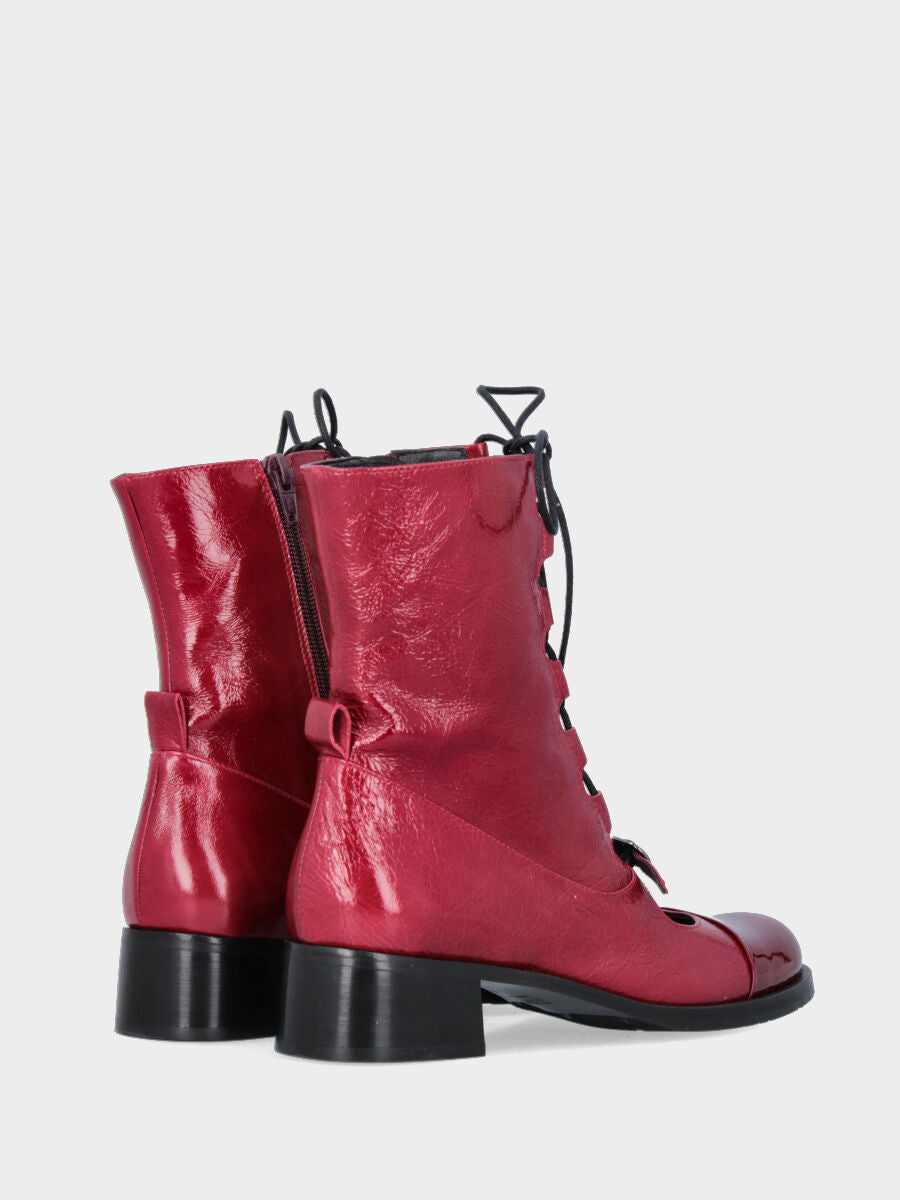 Polacchino in naplak bordeaux con tacco da 40 mm e cinturino con fibbia