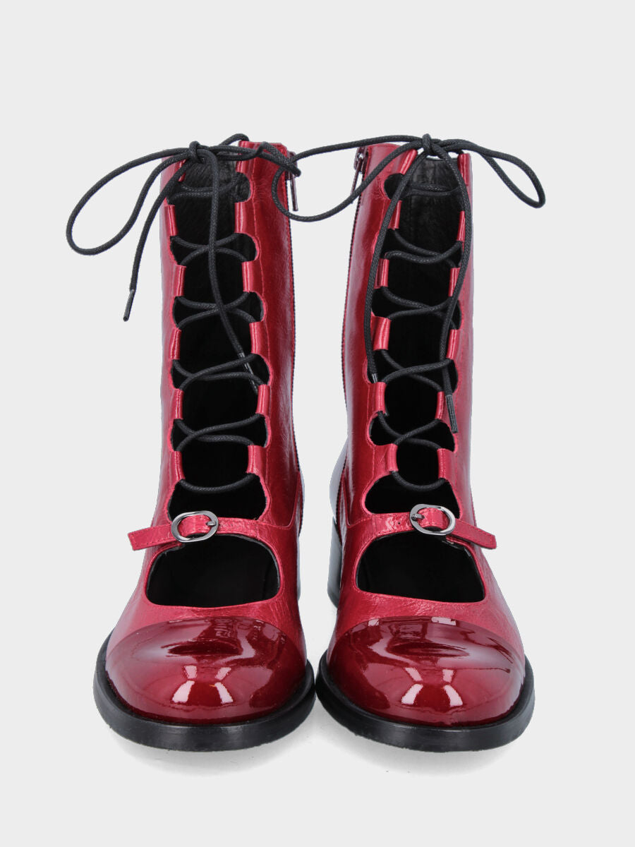 Polacchino in naplak bordeaux con tacco da 40 mm e cinturino con fibbia