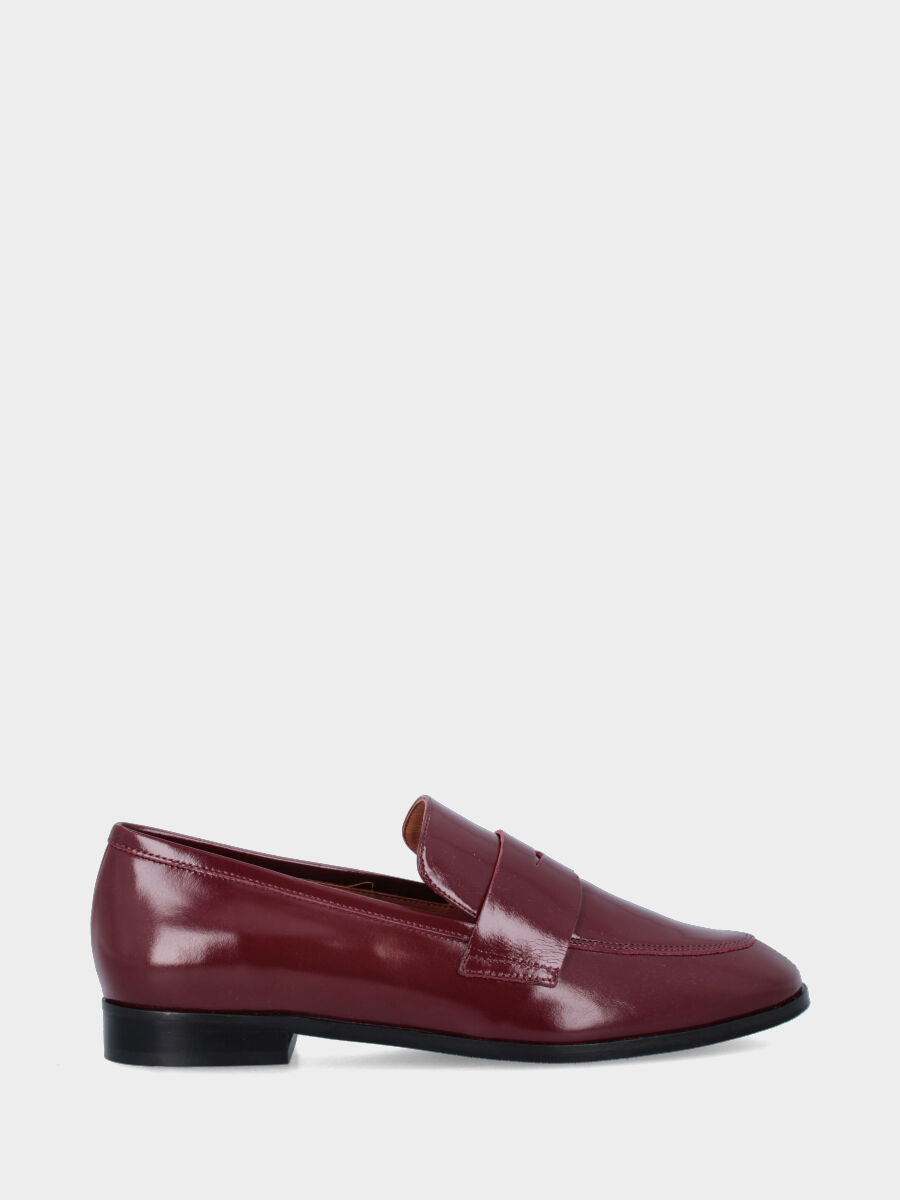 Moccasin in buffed calf leather burgundy with lion's mouth mask