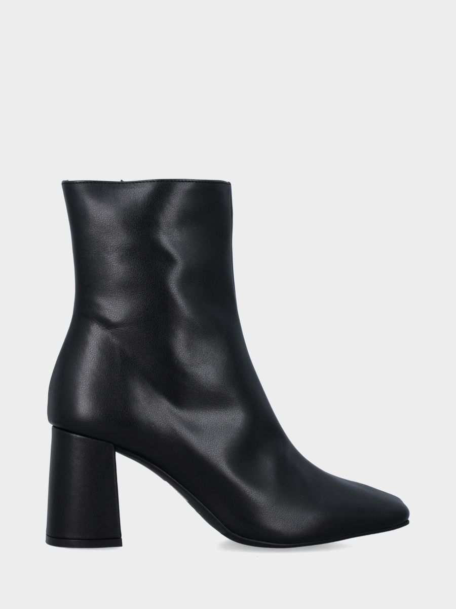 Stiefelette aus schwarzem Nappaleder mit 80mm Blockabsatz und quadratischer Spitze