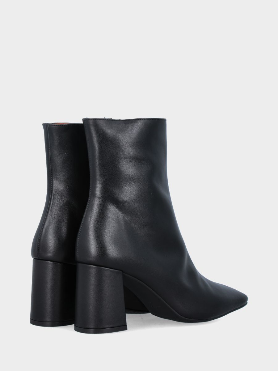 Stiefelette aus schwarzem Nappaleder mit 80mm Blockabsatz und quadratischer Spitze