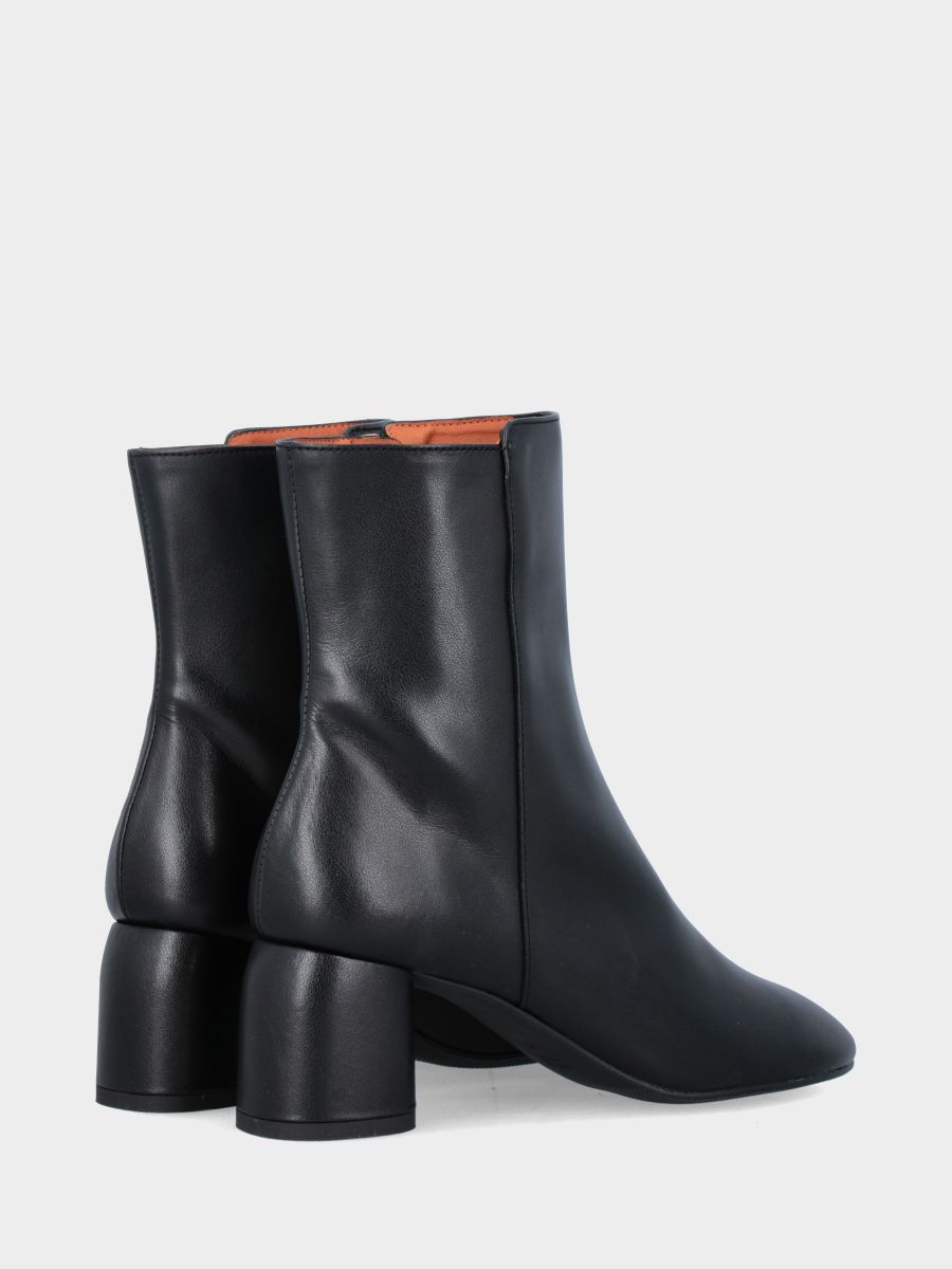 Bottine en nappa noire avec talon colonne
