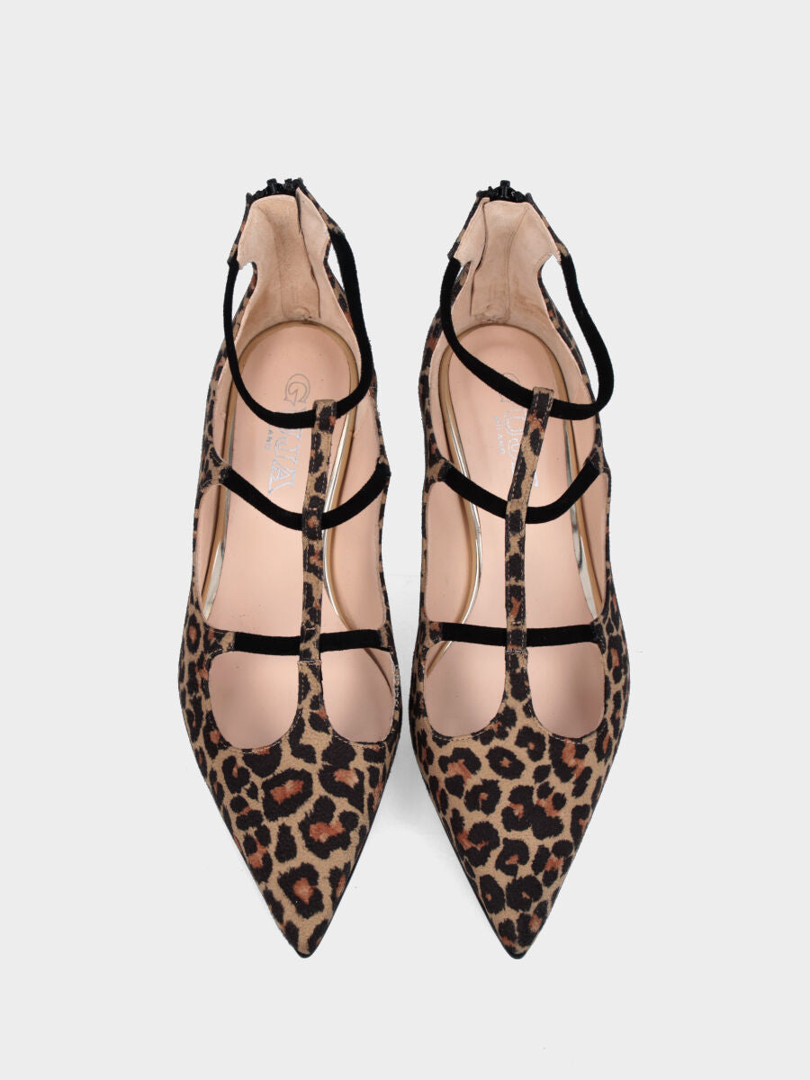 Décolleté in camoscio leopardato con tacco rocchetto e scollo ondulato