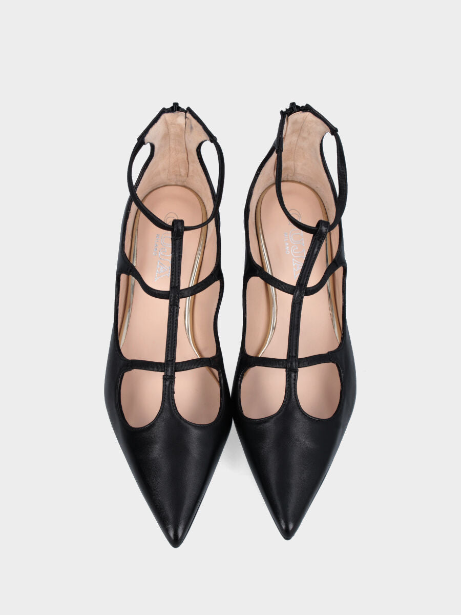 Décolleté in nappa nera con tacco rocchetto e scollo ondulato