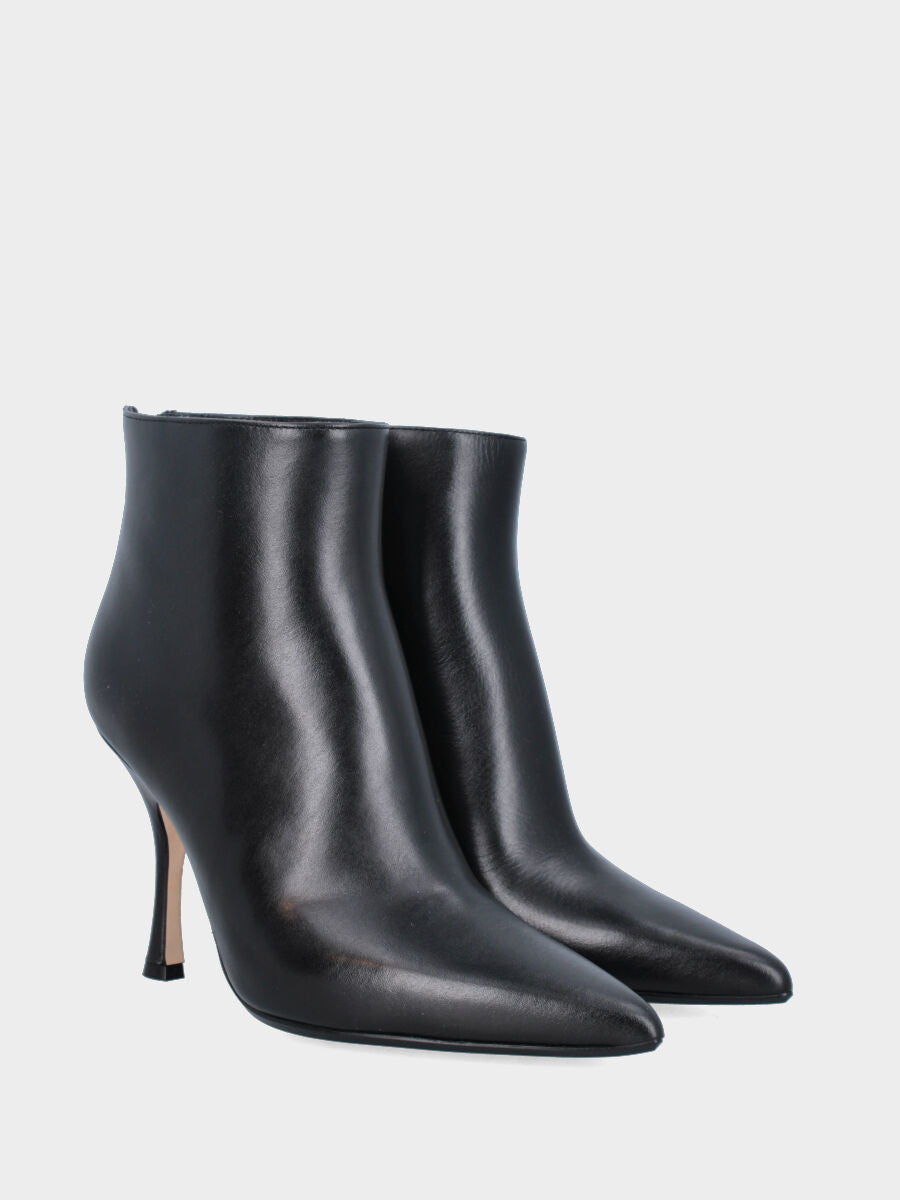 Bottine en nappa noire avec talon fin creux et fermeture éclair arrière