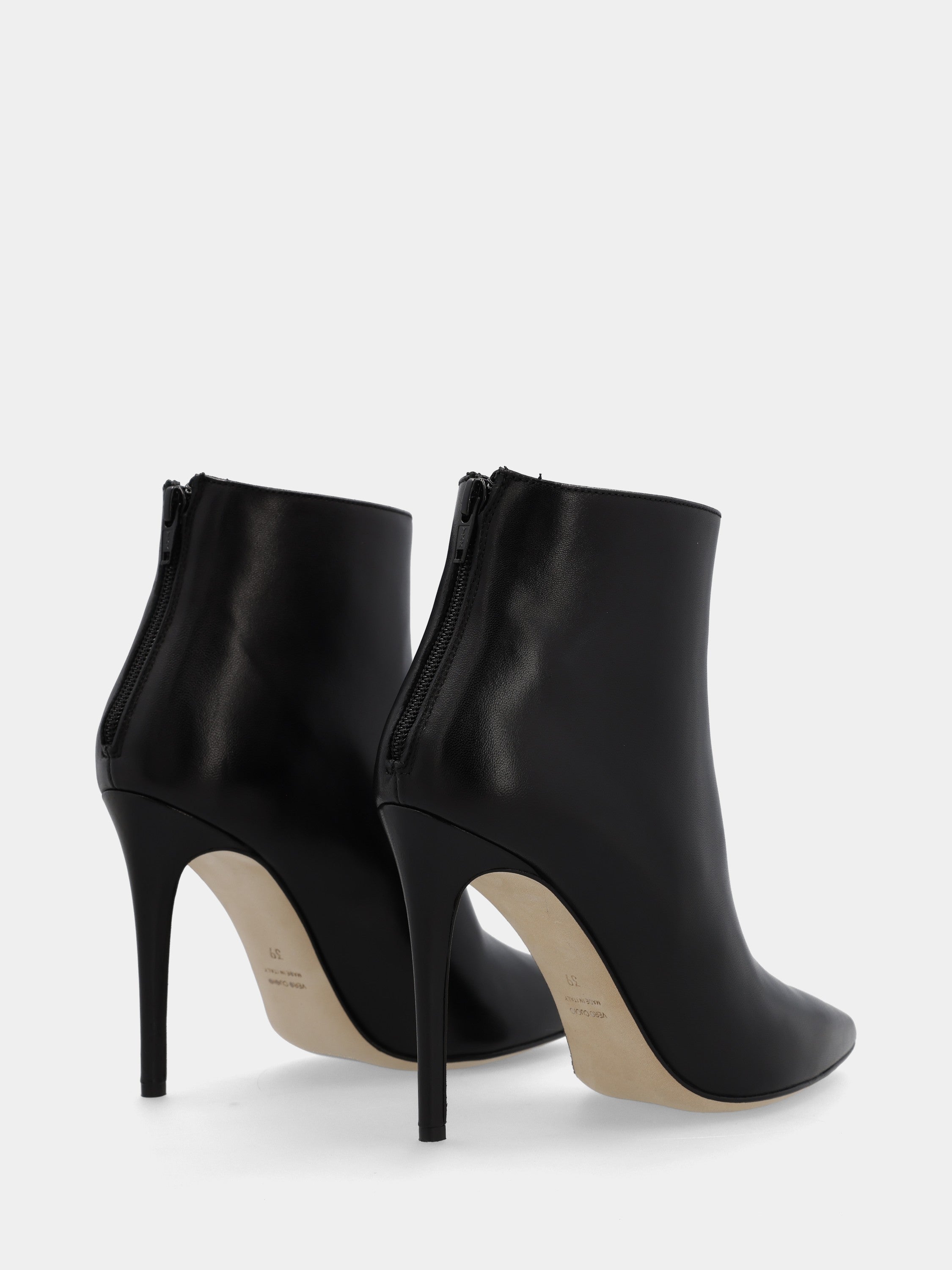 Stiefelette aus schwarzem Nappaleder mit Stilettoabsatz und Reißverschluss hinten