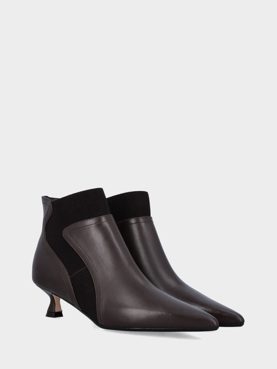 Stiefelette aus Kalbsleder in Dunkelbraun mit elastischem Riemen und Spulabsatz