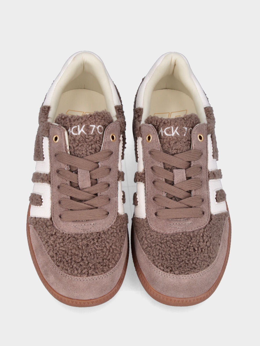 Sneaker in tessuto bouclé marrone con suola in gomma
