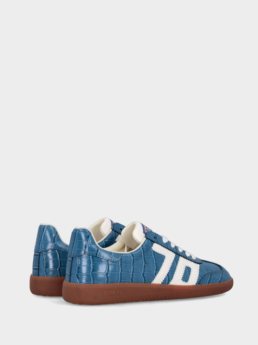 Sneaker in vitello celeste con stampa coccodrillo e fondo in gomma