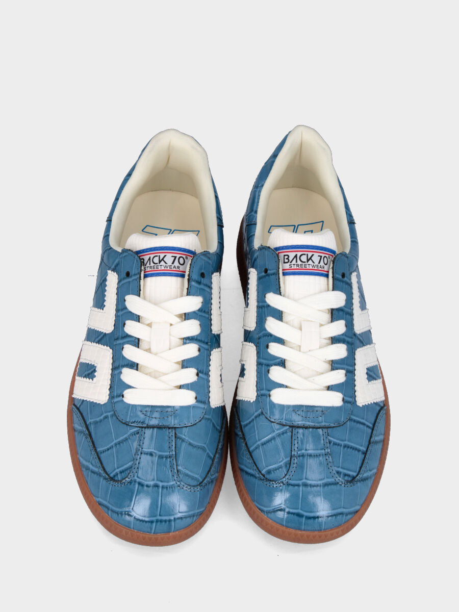 Sneaker in vitello celeste con stampa coccodrillo e fondo in gomma