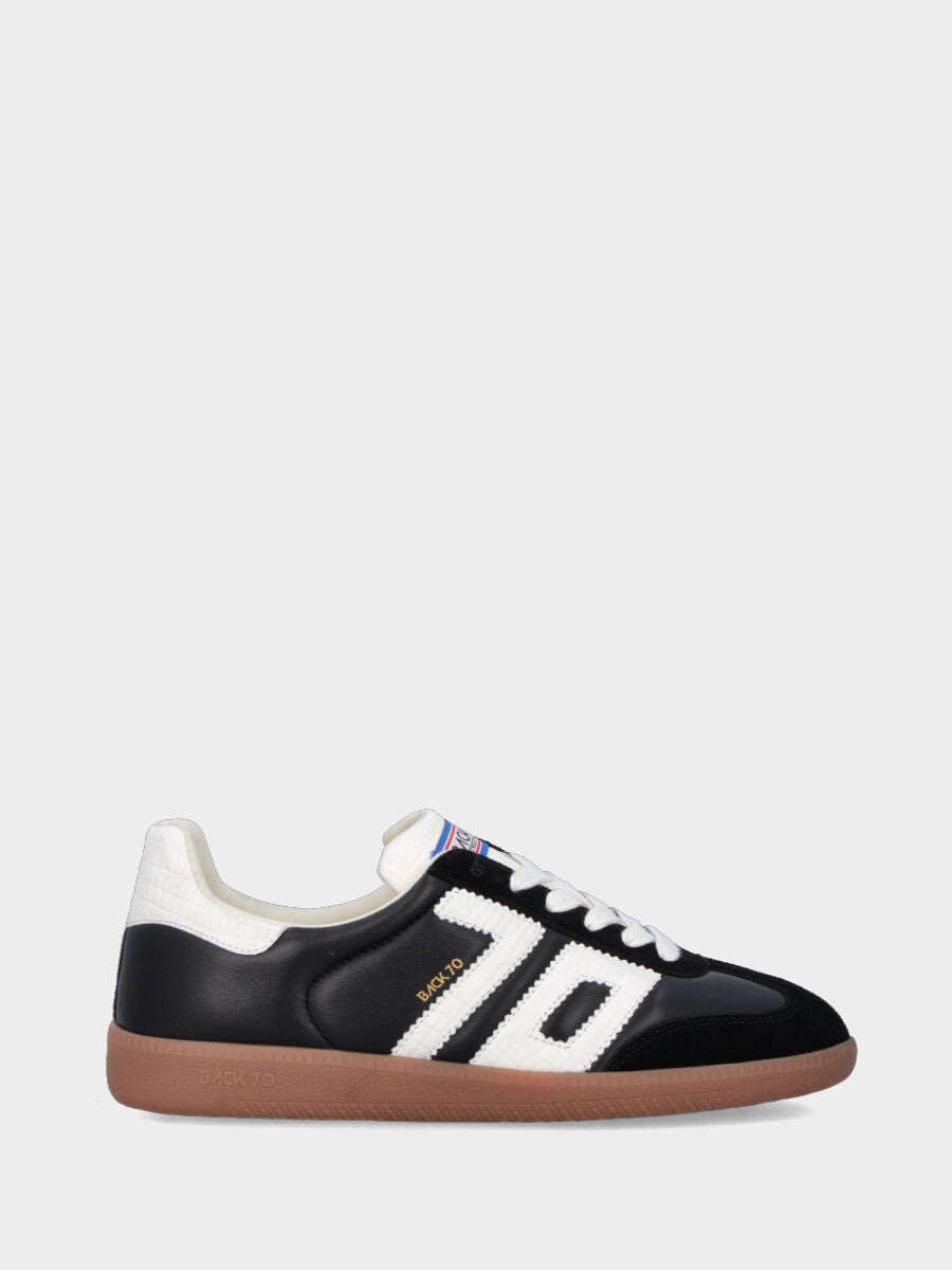 Sneaker in vitello nero con fondo in gomma