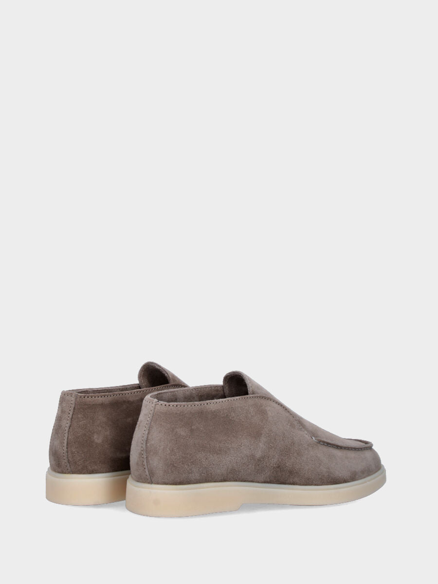 Polacchino in camoscio taupe con fondo monoblocco e punta tonda