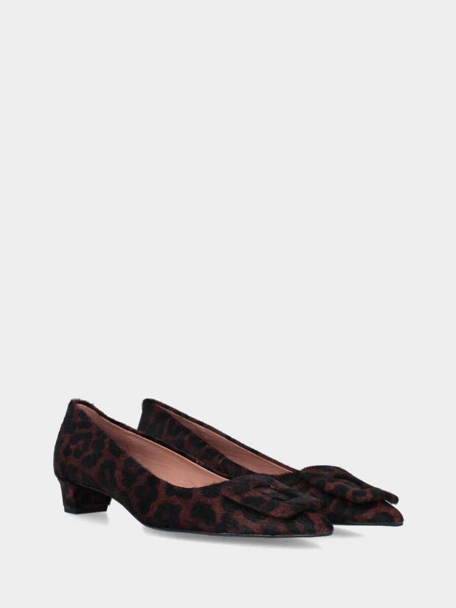 Décolleté in cavallino leopardato marrone con accessorio geometrico