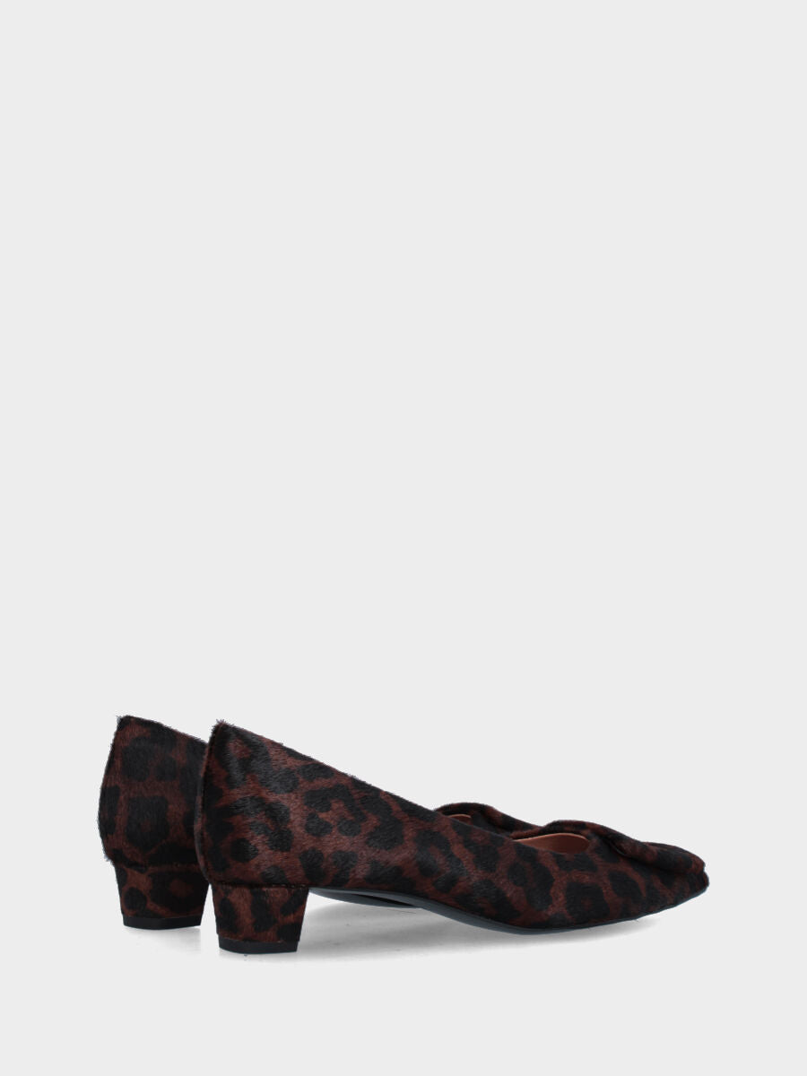 Décolleté in cavallino leopardato marrone con accessorio geometrico