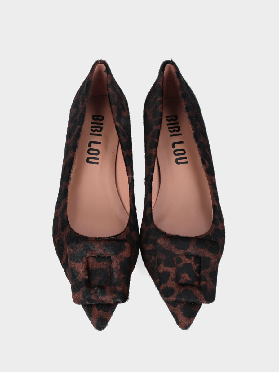 Décolleté in cavallino leopardato marrone con accessorio geometrico
