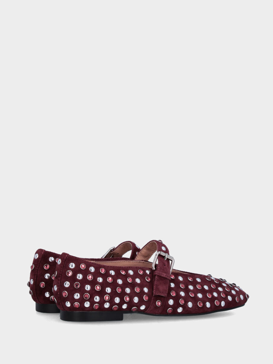 Ballerine en cuir façon poulain bordeaux avec clous et bride